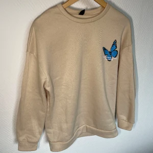 Beige tröja  - Väldigt varm och skön tröja. Den har dock använts en hel del så är nopprig. (Pris kan diskuteras)