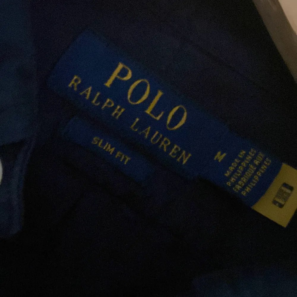 Säljer min mörkblåa ralph lauren skjorta då den är för liten. Skicket är 10/10 och är 100% äkta. Fick den i julklapp och har använt den cirka 10 gånger. Storlek: M. Tveka inte om att ställa frågor . Hoodies.