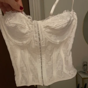 Topp - Vit korsett topp i bra skick, knappt använd i storlek S men skulle säga att den är lite liten i storleken så den hade passat någon med storlek XS också.🩷