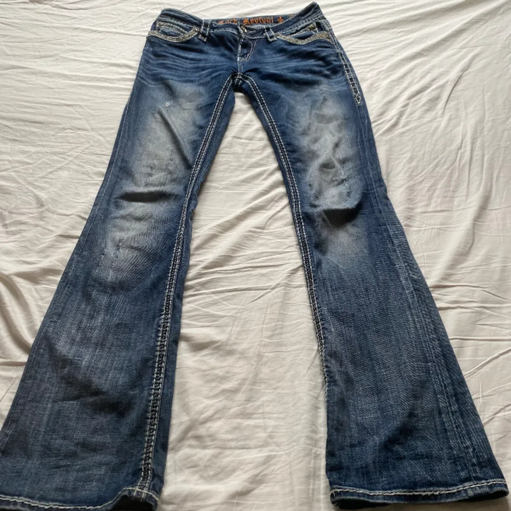 Säljer dessa supersnygga jeans från rock revival med så fina detaljer och supercoola fickor. De är i bra skick. Innerbenslängden är 84, och midje mått 37,5 Skriv privat för eventulla frågor 💗. Jeans & Byxor.