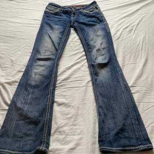 Säljer dessa supersnygga jeans från rock revival med så fina detaljer och supercoola fickor. De är i bra skick. Innerbenslängden är 84, och midje mått 37,5 Skriv privat för eventulla frågor 💗