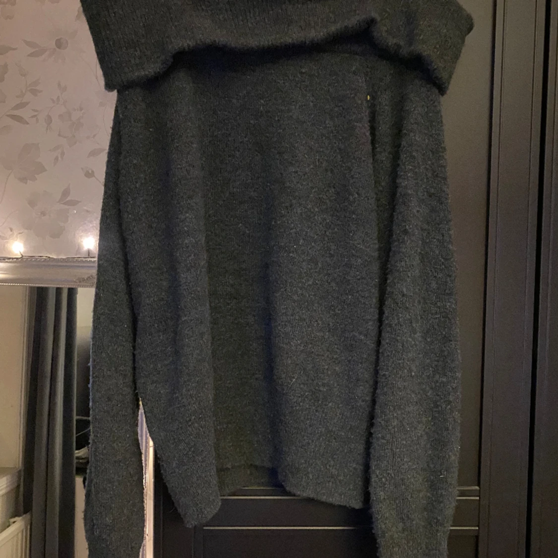 Off shoulder stickad hm🩶