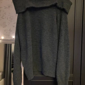 Off shoulder stickad hm🩶 - Jätte fin, använt i en period men det blev bara liggandes efter det 