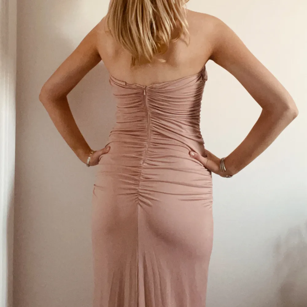 Vacker balklänning med korsettopp! I ljusrosa färg. Storlek S, perfekt längd för mig som är 175 :) Använd en kväll, så helt nyskick. 💕. Klänningar.