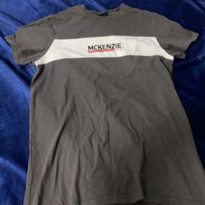 McKenzie t-shirt köpt från jd sport. Storlek S. Knappt använd och inga defekter! I färgen mörk grå. Kontakta mig vid intresse eller fler bilder🫶🏼
