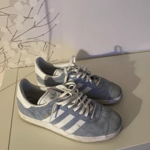 Adidas - Skick 7/10 tvättas såklart innan säljes. Storlek 42,5 små i storleken