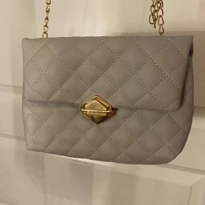 Väska  - Säljer en väska från shein. Bra skick! Använd 1 gång 