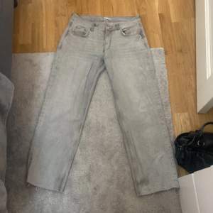 Lite baggy jeans från Gina tricot Har en fläck på benet som förmodligen går bort i tvätten där av priset