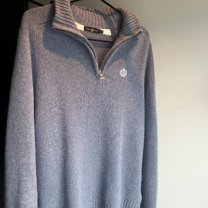 Henri Lloyd half zip -  Säljer min Henri half zip tröja då den inte passar mig. Skick: 8/10 Nypris: 1199 Mitt pris: 350