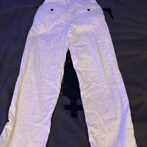 Dessa snygga linne byxor är aldrig använda och är sjukt snygga med sit vita linne material! Ny pris 799