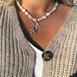 Caroline Svedbom halsband - Halsband från Caroline Svedbom, använt fåtal gånger så nyskick. Nypris minst 1300kr, vet inte exakt då det va en present :) Äkta. Vid snabb affär kan pris diskuteras. 