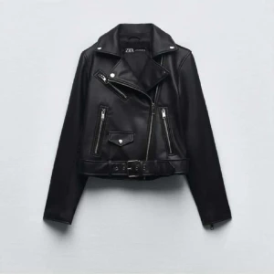 zara skinnjacka  - superfin och populär skinnjacka ifrån zara. inga defekter överhuvudtaget, som ny! nypris 559 💋