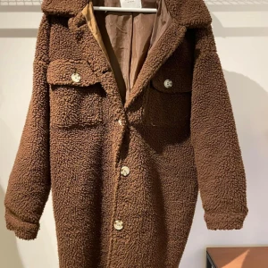 Teddykappa - Fin brun teddykappa från Jacqueline de yong , aldrig använd så i väldigt fint skick. Normal men rymlig i strl. 