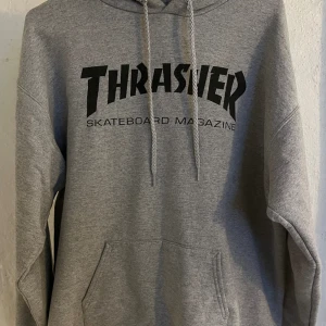 THRASHER HOODIE - Mycket fint skick, sparsamt använd. Inga hål/noppror. Köpt för 799kr.