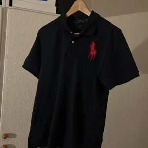 Ralph lauren tröja  - Den är storlek S och den är i helt okej skick ny köpte jag den för 650kr och den är lite andvänd 