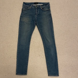 Nuew jeans - Hej! Säljer nu dessa super snygga nuew jeans. Superfint skick! Passformen på jeansen är slim. 