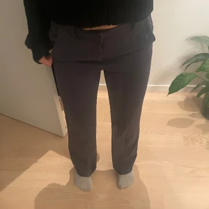 Mörkblå kostymbyxor  - Mörkblå kostymbyxor från Vero Moda. Jag är 160 lång och längden är på mig enligt bilden ovan. Jag föredrar att ha på mig lågmidjade byxor och drar därför ner dem som det men man kan även ha dem högmidjade om man skulle vilja. 💙 Hör av dig vid frågor!