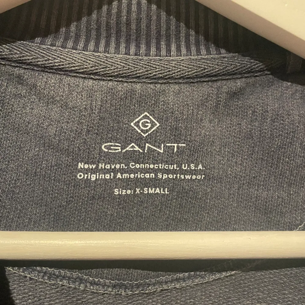 Gant tröja i en fin ”washed blue” färg. Använd 2 gånger så otroligt fint skick. Passar som S.. Tröjor & Koftor.