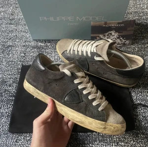 Philippe Model skor - Säljer nu mina riktigt feta Philippe Model skor. Skorna är väl använda men omhändertagna och i gott skick. Det är storlek 43 men passar även 44. Skor och dustbag medkommer.