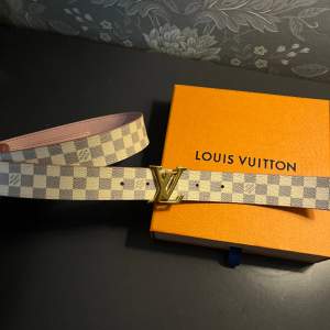 Säljer mitt skitsnygga bälte/skärp från Louis Vuitton. Har använt det fåtal gånger så det är i ett mycket fint skick💌skärpet är även vändbart! Priset går att diskuteras!💗