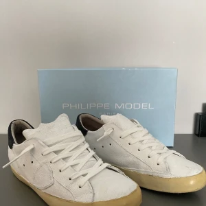 Phillipe Model - Säljer dessa vita Phillipe Model skor som är köpta hos Store Enda, så kvitto finns typ. Storleken är 40 men sitter mer som 41, och skorna är mycket fräscha.  Kom privat för mer info/bilder?