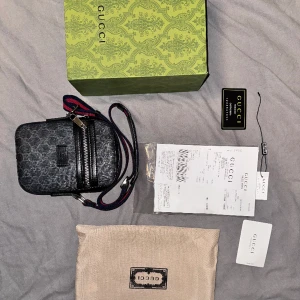 GucciLeather handbag - Gucci Leather handbag Anledningen till att jag säljer väskan är för att jag inte tar vara på den och utnyttja en maximalt.  Väskan bara ligger hemma för mig och tappar värde skicket är 10/10 och är en superfin väska.  Vid frågor och funderingar DM😇