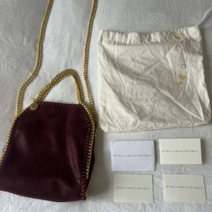 Stella McCartney mini väska  - Säljer denna så snygga Stella McCartney väska som jag köpte här på plick för 4500kr. Äkthetsbevis och dustbag finns! Hon jag köpte den av sa att den var äkta men vill ej garantera 110% äktehet, därav priset. snabb affär uppskattas 🫶🏻 