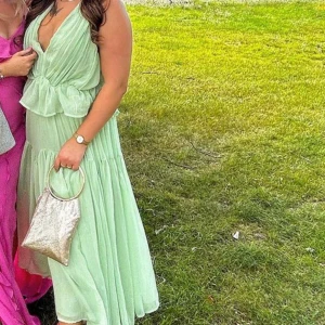 Grön klänning strl 40 - Klänning från asos, använd en gång, nyskick. Strl 40 men skulle säga mindre 