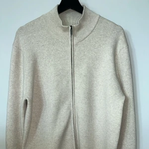 BLÄCK Kofta - Säljer nu denna Bläck kofta som aldrig är använd. Nypris är 800 kr. Mitt pris är 500 kr. Hör av er vid frågor!