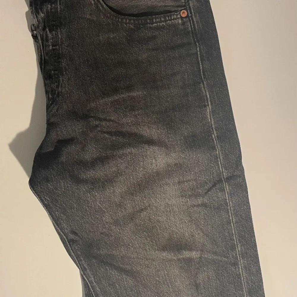 Svarta Levis jeans 501. Köpta på Levis hemsida för 1100kr. Tveka inte att fråga vid eventuella funderingar. Storleken på jeansen är W32, L34. Jeans & Byxor.