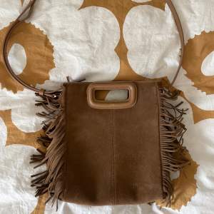 Maje väska i perfekt moccabrun färg! Smått bruksslitage (se bild) men annars i fint skick. 