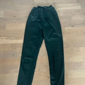 Gröna träningsthights med knyte innanför från röhnisch - Sköna långa träningsthights från rhönisch med knyte i midjan. Storlek M men passar även om man brukar ha S