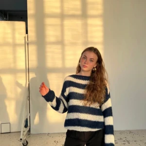 Stickad tröja  - Jätte fin stickad tröja från design by si 💗tröjan är endast använd 2 gånger och är därför i nyskick. Ordinarie pris 500kr säljer för 350kr💕 (pris kan diskuteras) 