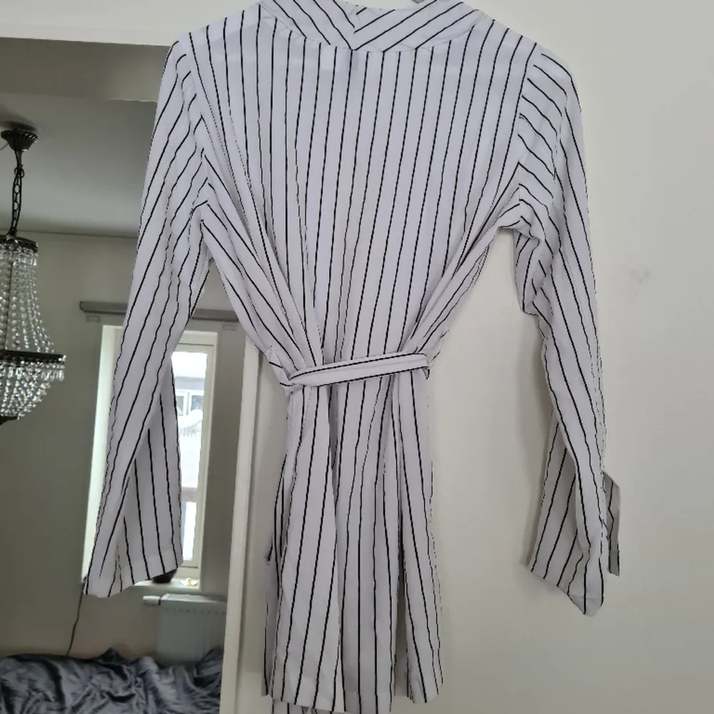 En snygg tunn blazer, knyt i midjan eller ha den öppen. Klär lätt upp en bas outfit. Endast använd några gånger, normal i storlek. Kom med prisförslag 😊 Material: 95% Polyester, 5% Elastan.. Puvut & Bleiserit.