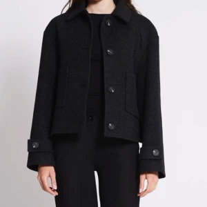 kappa - Säljer denna jätte fina svarta kappan ifrån lager 157💕 Toppen skick då jag hittade en annan som jag gillade mer strax efter jag köpte den 💕 hör av er för mer info eller bilder 💕🙈