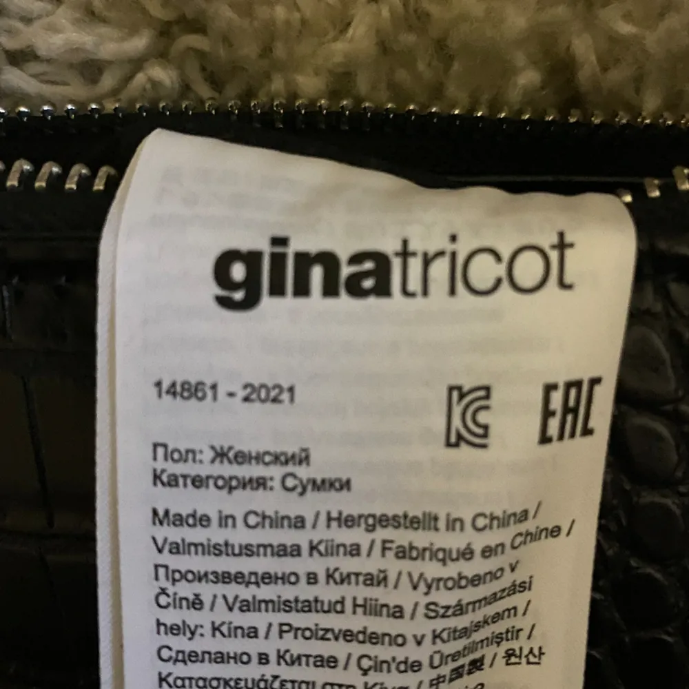 Jag säljer min jättefina väska från Gina tricot pågrund av att den inte kommer till användning💗 den är i jättefint skick💗ordinarie pris: 199. Accessoarer.