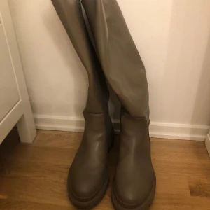 Grågröna stövlar - Grågröna stövlar ifrån h&m i storlek 39! Använda en gång! 