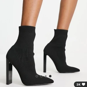 Ankle boots stövlar med klack svarta oanvända nya - Svarta sockboots med hög klack. Boots med klack. Oanvända. Helt nya. 