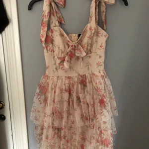 Sommarklänning - Köpte begagnad, men passar inte mig. Mycket bra skick 