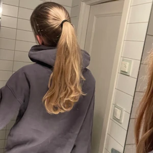 Grå hoodie - En fin grå hoodie i storlek XS. Kommer inte till användning och är i mycket bra skick! 
