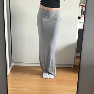 En fin grå lång kjol från bik bok. Inga defekter. Den finns inte kvar längre på hemsidan i denna färg men nypris är 299 kr. 