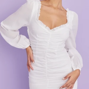 Studentklänning - Säljer min studentklänning som jag använt 1 gång så iprincip nyskick!  Den heter ”Rouche Frill dress” från Kiss the Sky (Nelly). 