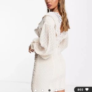 Gräddvit klänning - Säljer nu denna super söta klänning från asos då den tyvärr inte passade mig. Den är endast testad och lappen är kvar men missade senaste datumet man kunde returnera🥰