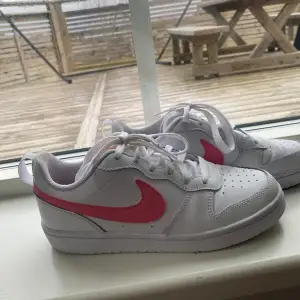 Nike skor med rosa ninemärke i storlek 38 men passar 39. Köptes i juli för 900kr, har använt dom typ 4 ggr, kan gå ner i pris vid snabb affär. Har tyvärr inte kvar kartongen