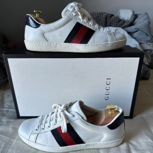 Gucci ace sneakers - Ett par Gucci ace sneakers i riktigt bra skick. Allt OG medkommer. Tveka inte att skriva vid frågor eller funderingar😁