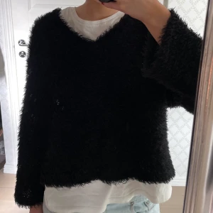 Fluffig tröja från Pull&Bear - Säljer denna mysiga tröja i storlek xs men passar även mig som brukar bära stl S/M  Använd men i fint skick och inga defekter förekommer 