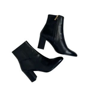 Boots i läder   - ankelboots i svart läder från filippa k, nyskick 💛 