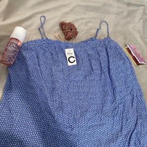 Helt ny topp - Helt ny topp från cubus med etikett på. Sizen för toppen är 3XL Köpt under sommaren från Cubus för 199Kr och säljer den för 49 kr. 