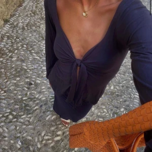 Maddy blouse - Säljer min sjukt snygga maddy blouse i färgen navy🤍hör av er för frågor eller bilder