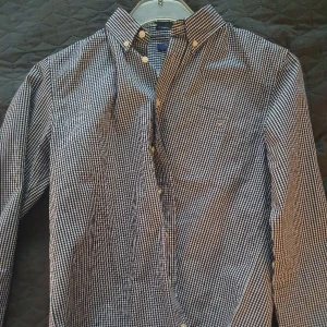 Gant skjorta - Tjena säljer nu denna stilig gant skjorta eftersom den blivit för liten. Xs men kan passa en S. Har du några frågor bara skriv😁